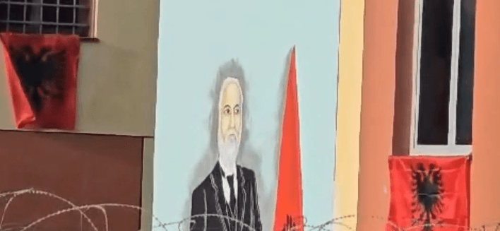 I dënuari realizon muralen e Ismail Qemalit në burgun e Vlorës (VIDEO)
