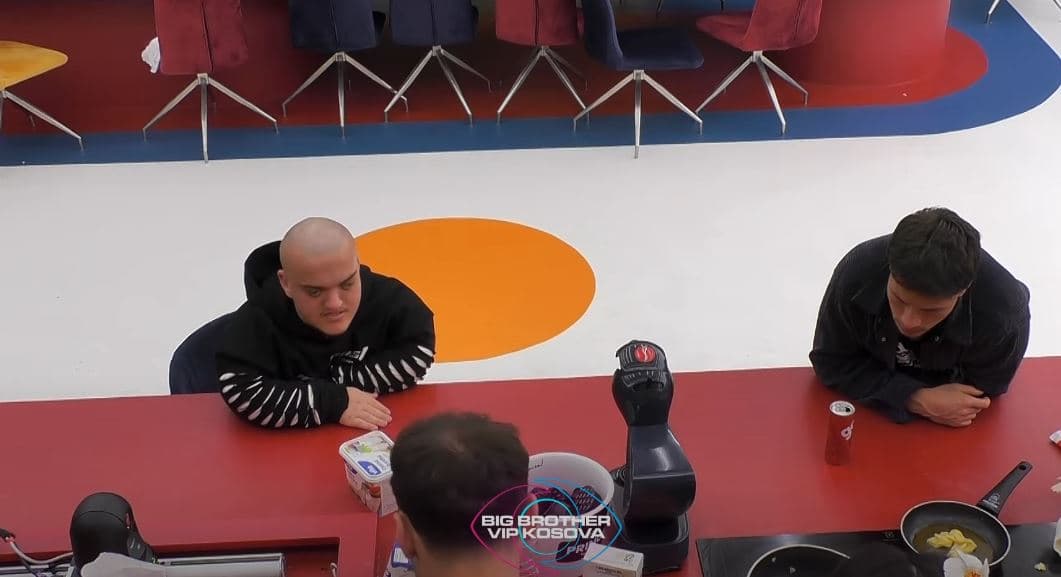 Burimi e pyet Leon nëse ka folur ndonjëherë me ndonjë vajzë nga Drenica (VIDEO)