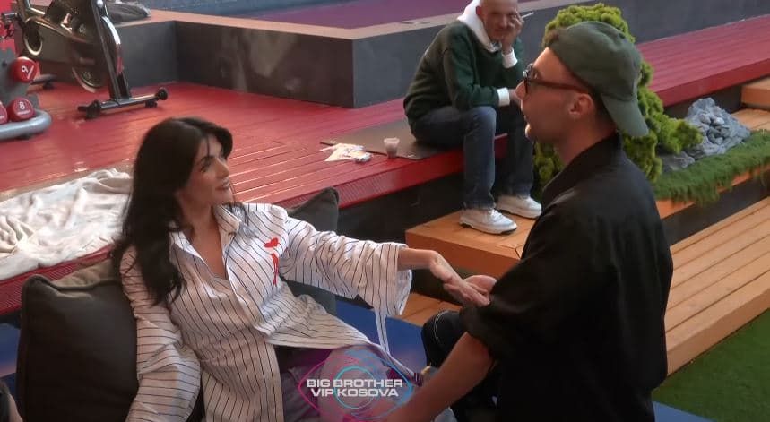 "Ti dua sytë që më shikojnë", Arioni ulet në gjunjë dhe i shpreh dashurinë Dianës (VIDEO)
