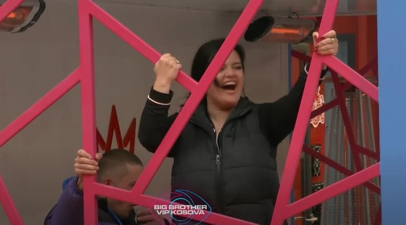 "Demokraci, demokraci", të dënuarit këndojnë (VIDEO)