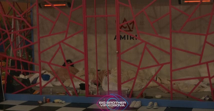 Vullneti ironizon me Gresën: Këmbët dhe zogun e këmbës vetëm në OnlyFans (VIDEO)
