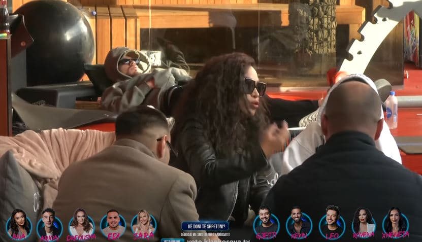 Për çfarë po debatojnë Sara dhe Rovena? (VIDEO)