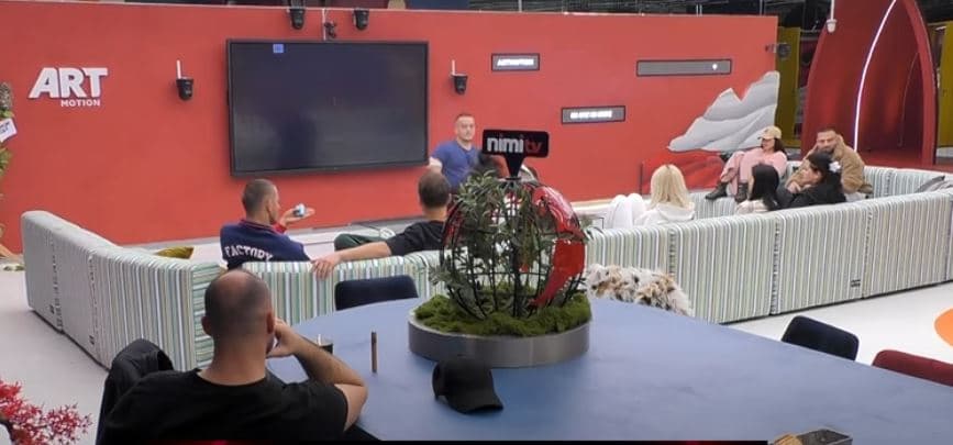 Bie gongu paralajmërues brenda shtëpisë - të gjithë banorët të alarmuar (VIDEO)