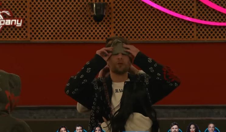 Banorët luajnë lojën 'symbyllazi' (VIDEO)