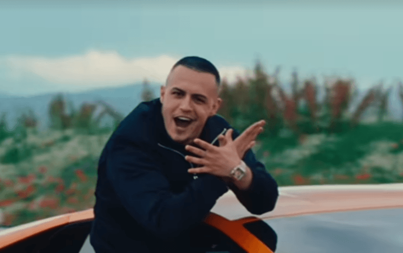 “M’kanë rritë mu me çiftelia”, Don Xhoni uron 28 Nëntorin