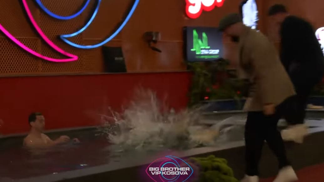 Driloni dhe Kevini 'hakmerren' ndaj Gjestit, e hedhin në pishinë (VIDEO)