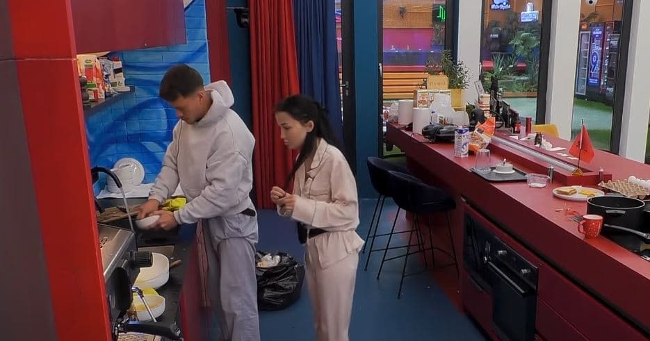 Xheneta ngacmon Drilonin teksa pastronte në kuzhinë, pastaj i drejtohet nënës së tij me një kërkesë (VIDEO)