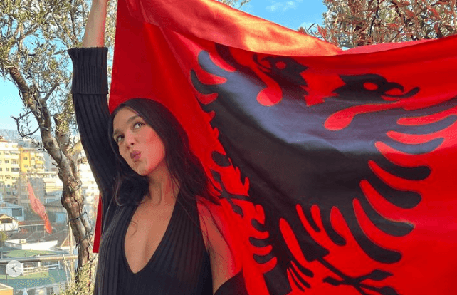 Dua Lipa zgjedh vargjet e himnit kombëtar për t’i uruar shqiptarët