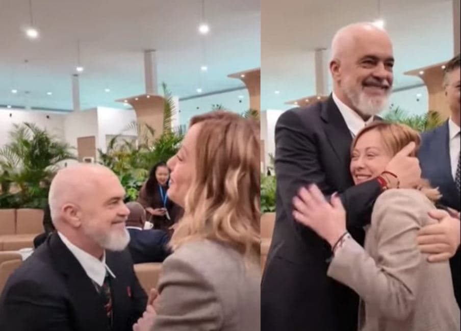 Rama i ulet në gjunjë Melonit dhe e përqafon