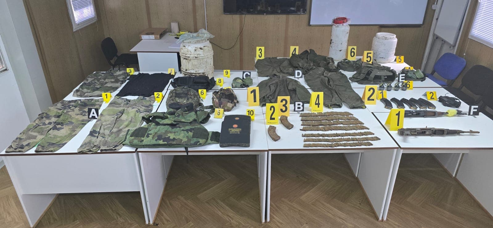 Dyshohet për lidhje me Banjskën, policia në veri kap armatim, municion dhe uniforma ushtarake
