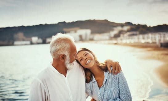 Të mirat dhe të këqijat e lidhjes me një burrë më të moshuar
