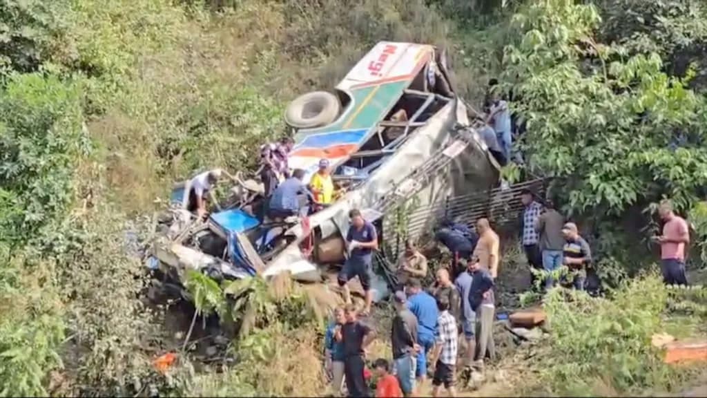 Aksidentohet autobusi në Indi, humbin jetën 36 persona