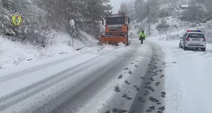 Reshjet e shiut dhe borës mobilizojnë shërbimet e Policisë së Shqipërisë