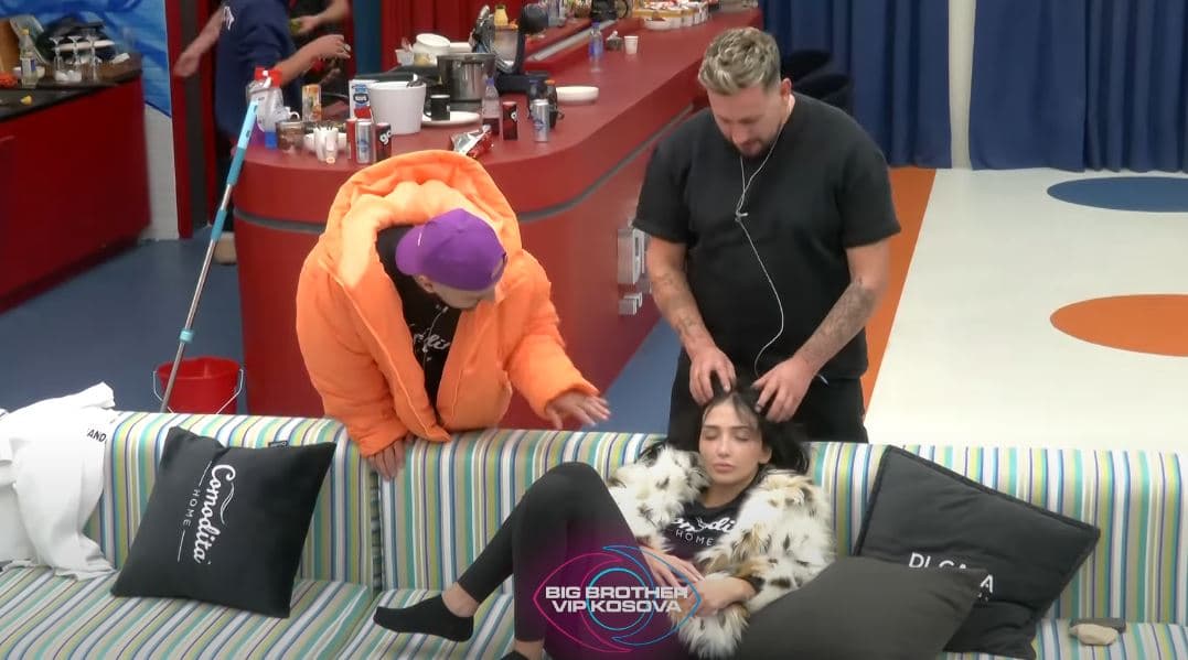 Mevlani masazhon Xhenetën, Gjesti xhelozon (VIDEO)