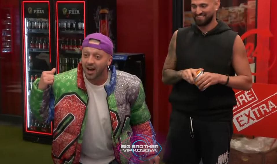 Gjesti tejet i lumtur - performon këngën e shkruar brenda shtëpisë