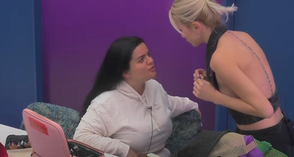 Çfarë po diskutojnë Gresa dhe Sara në lidhje me Rezin dhe Drenushën?