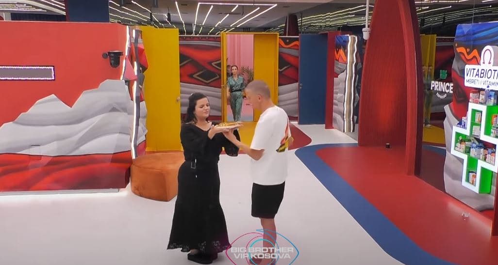 Vullneti ia shërben mëngjesin Gresës, Lela dhe Xheneta paraqesin ankesat e para (VIDEO)