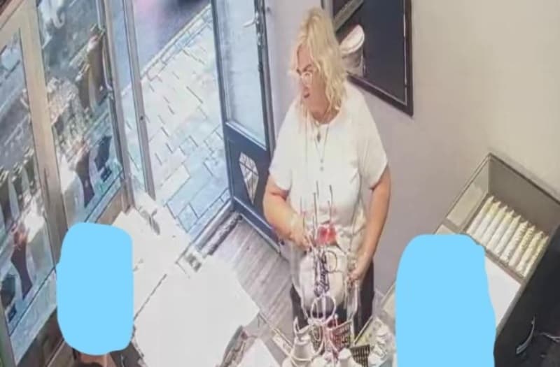 Policia kërkon ndihmë për gjetjen e gruas që dyshohet se vodhi stoli ari në një artari në Ferizaj