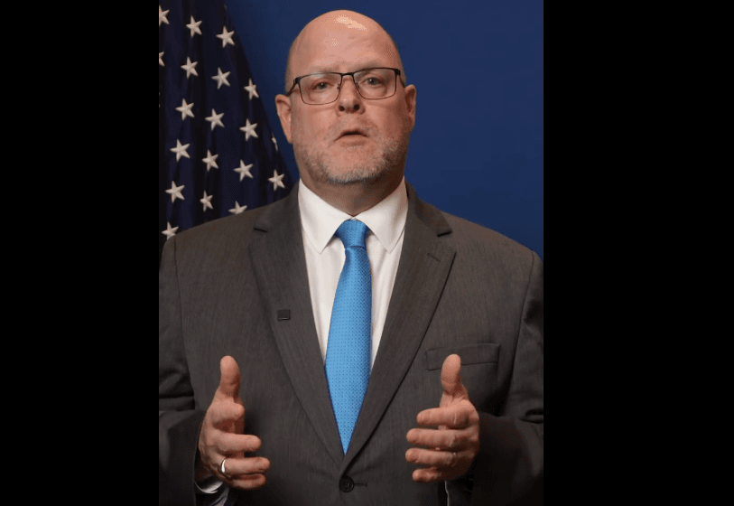 Hovenier ndan mesazh nga Prishtina për zgjedhjet amerikane presidenciale (VIDEO)