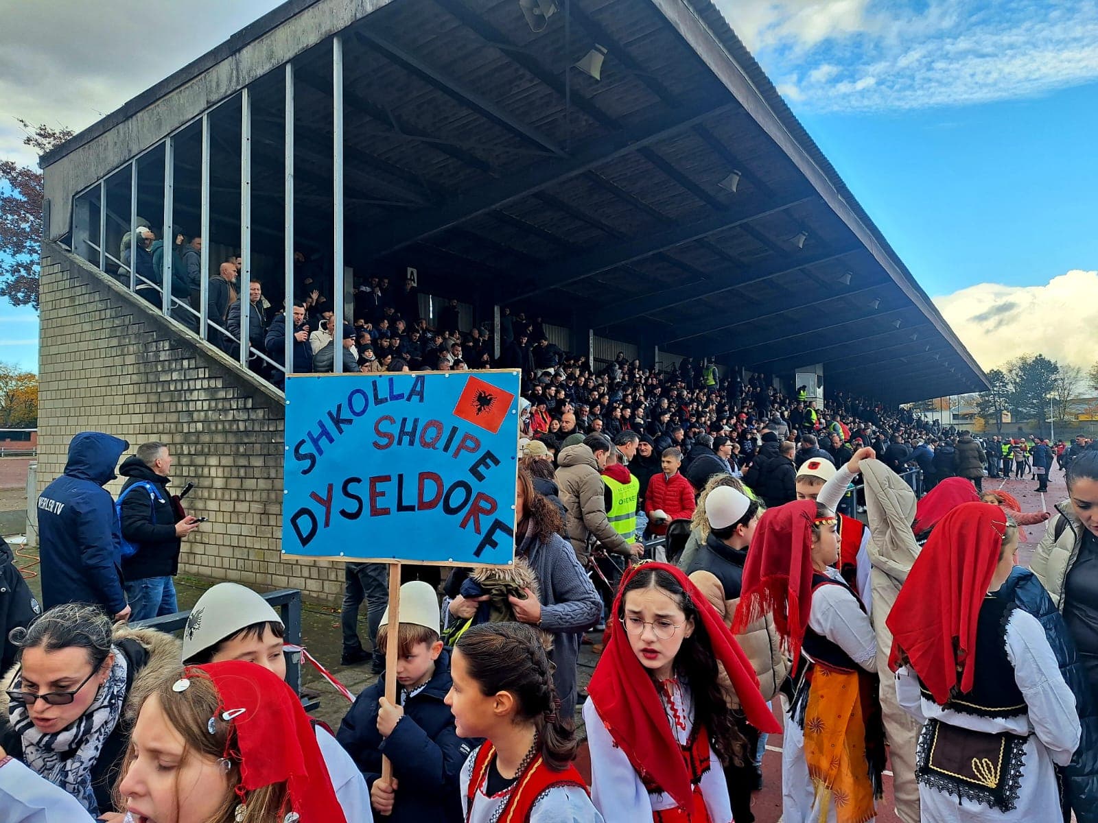 Të mbushur me motive kombëtare, mërgata në Dyseldorf feston në ndeshjen "Kosova - Ballkani"
