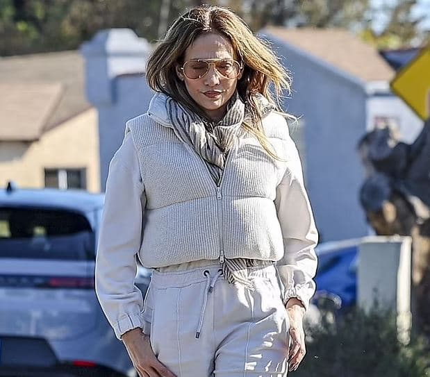 Jennifer Lopez shfaqet më ndryshe në pamje