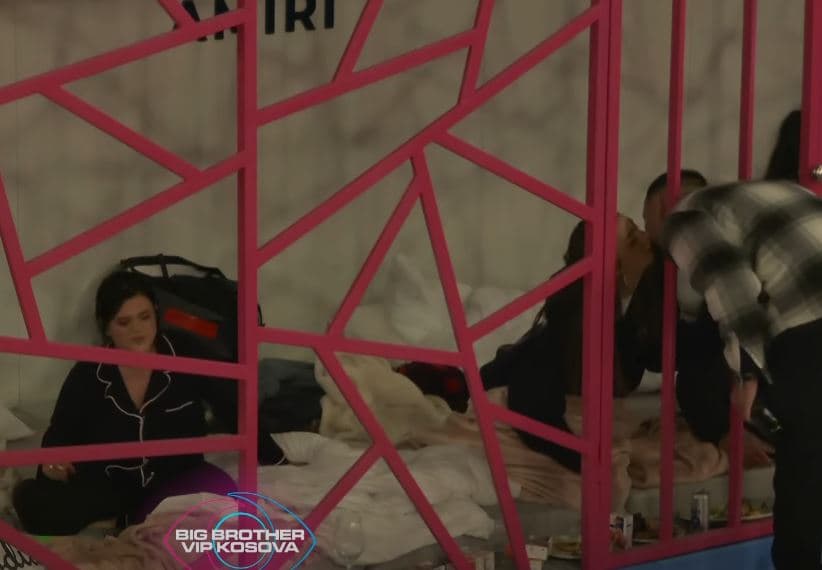 Kevini ia “rrëmben” puthjen e parë Anës (VIDEO)
