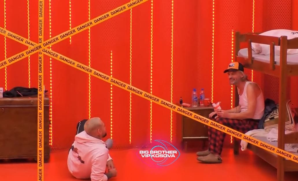 Xuxi dhe Kevini në humor të mirë, ani pse të dënuar (VIDEO)