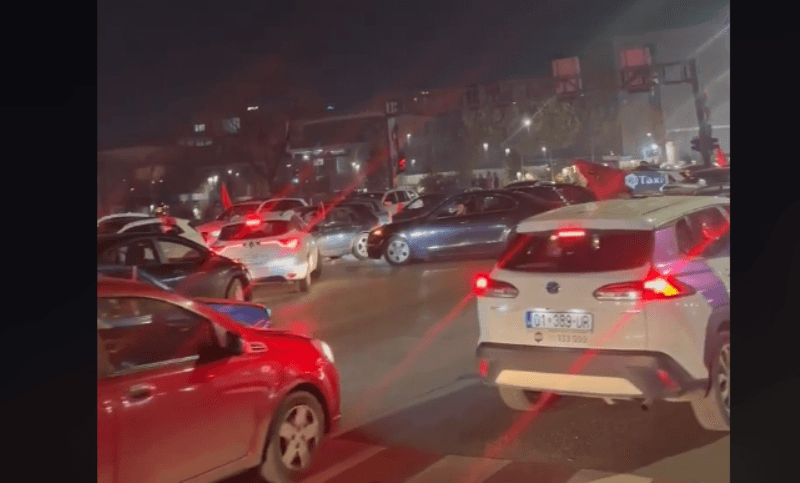 Festa në Prishtinë bllokon komunikacionin (VIDEO)