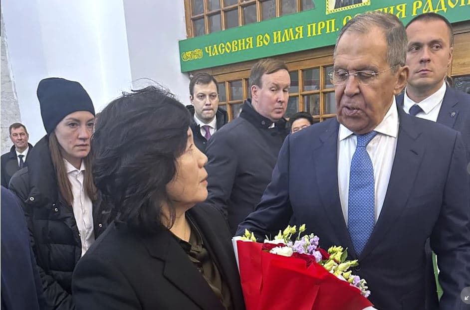 Kryediplomatja e Koresë së Veriut ndodhet në Moskë, gjersa vendi dërgoi trupa për të ndihmuar luftën kundër Ukrainës