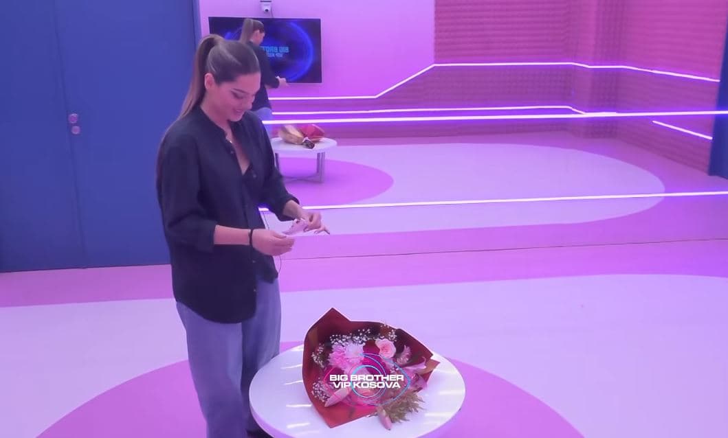 Lela surpizohet nga shoqja e ngushtë për njëvjetorin e shoqërisë (VIDEO)