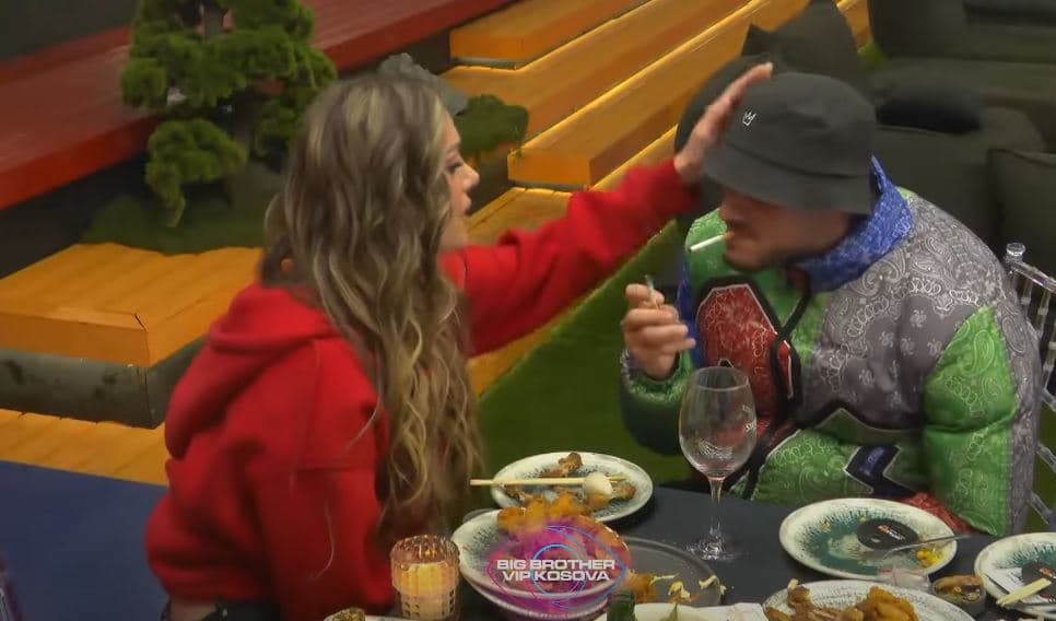 Lela i tregon Leos se si dëshiron të zgjohet nga gjumi (VIDEO)