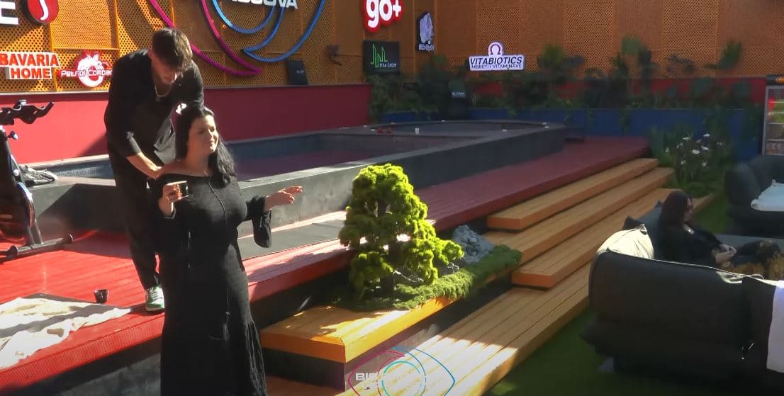 Gresa i kërkon Leos diçka, ai lë ‘hyzmetin’ tjetër në gjysmë për t’ia plotësuar dëshirën (VIDEO)