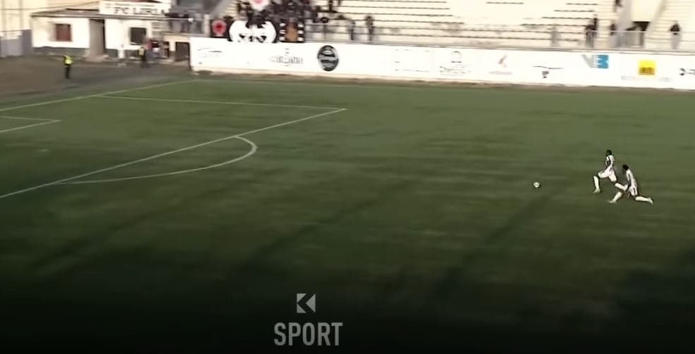 Vaki kosovare, dy lojtarët e Lirisë shtyhen cili ta fut topin në rrjetë (VIDEO)