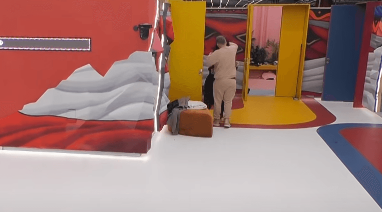 Ç'po ndodhë? Rezi e puth dhe përqafon sërish Drenushën (VIDEO)