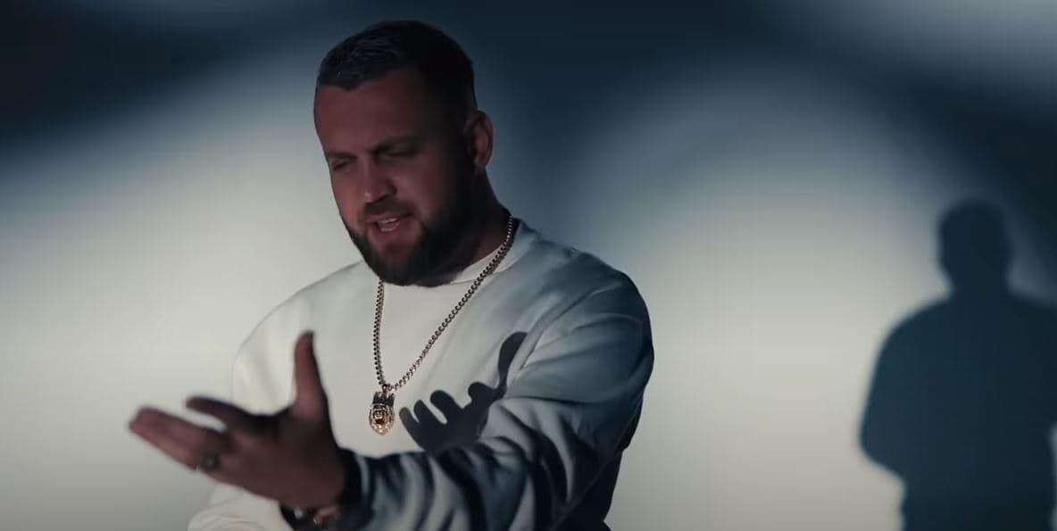 Luiz Ejlli i këndon "dashurisë së vërtetë" (VIDEO)