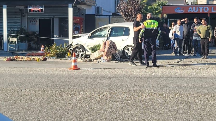 Përplasja e dy makinave i mori jetën të miturit në trotuar, banorët e fshatit Pajovë në Shqipëri organizojnë protestë