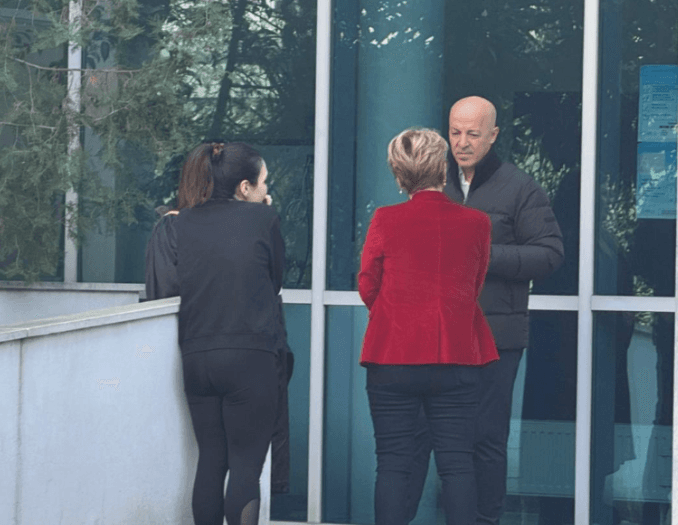 Monika Kryemadhi paraqitet në SPAK bashkë me vajzën, zbulohet arsyeja