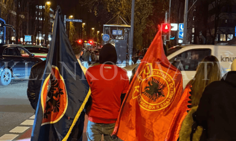 28 Nëntori, Mynihu “vishet” kuqezi (FOTO)