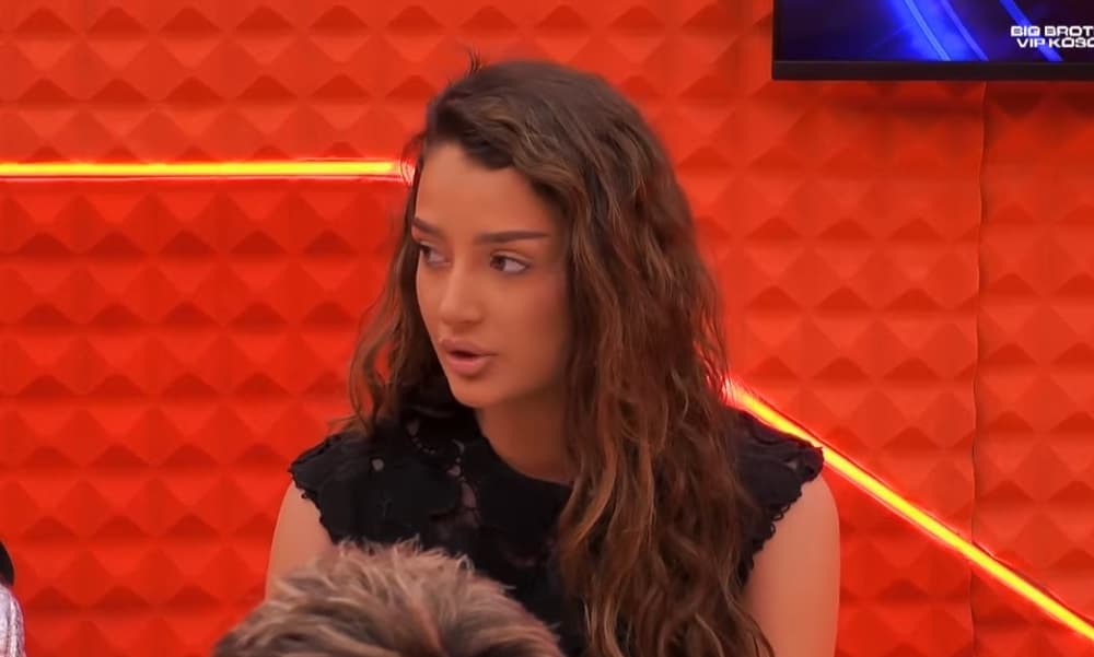 Ana thotë se e pëlqen Kevinin, Xheneta e acaron kur e pyet pse s'e la ta puthte (VIDEO)