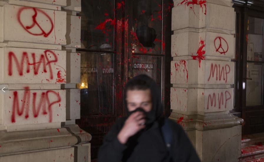Nëntë të arrestuar në Serbi gjatë protestës për shembjen vdekjeprurëse të çatisë