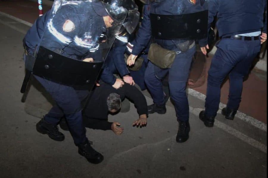Protesta e opozitës në Tiranë, lirohen 21 protestues
