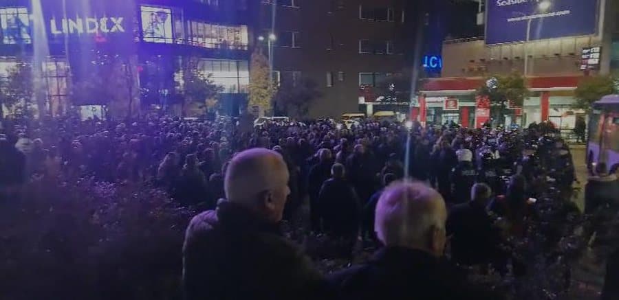 Opozita në Shqipëri proteston sot, përplasje me policinë