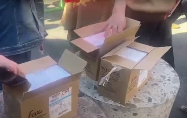Protesta e opozitës para bashkisë, qëllojnë me sapun objektin