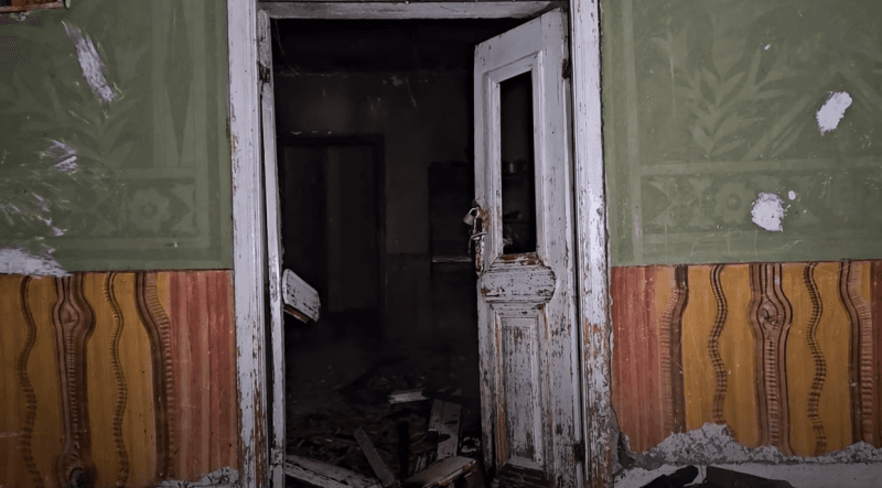 Përfshihet nga zjarri një banesë në Maliq të Shqipërisë