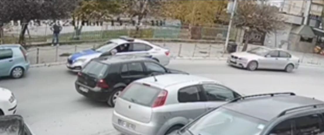 Momenti kur policia e zë në flagrancë një person duke sulmuar një tjetër