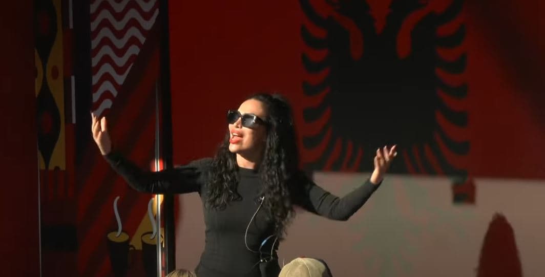 “E kam duet me Sala Jasharin”, Rovena këndon para banorëve këngën “Amaneti” (VIDEO)