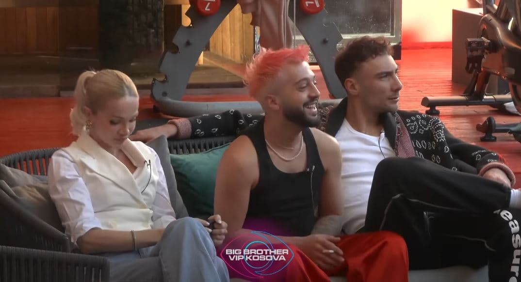 Momente qesharake, Gjesti imiton Sarën (VIDEO)