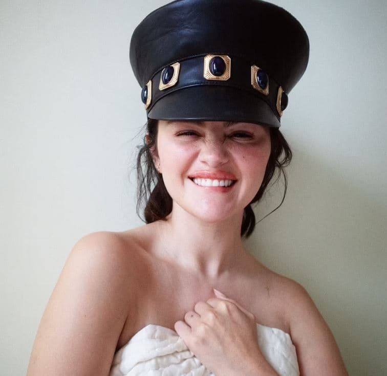Selena Gomez pozon nën batanije