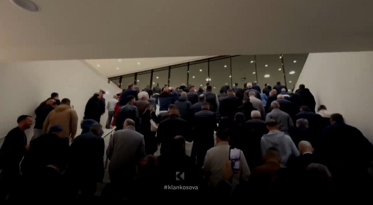 Një numër i madh i qytetarëve e presin Kurtin sot në Interlaken të Zvicrës (VIDEO)