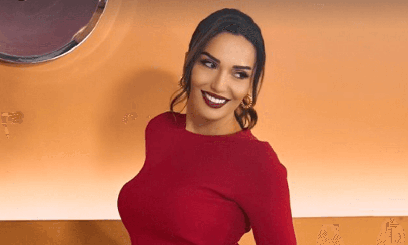 Teuta Krasniqit i paska shumë hije ngjyra e kuqe